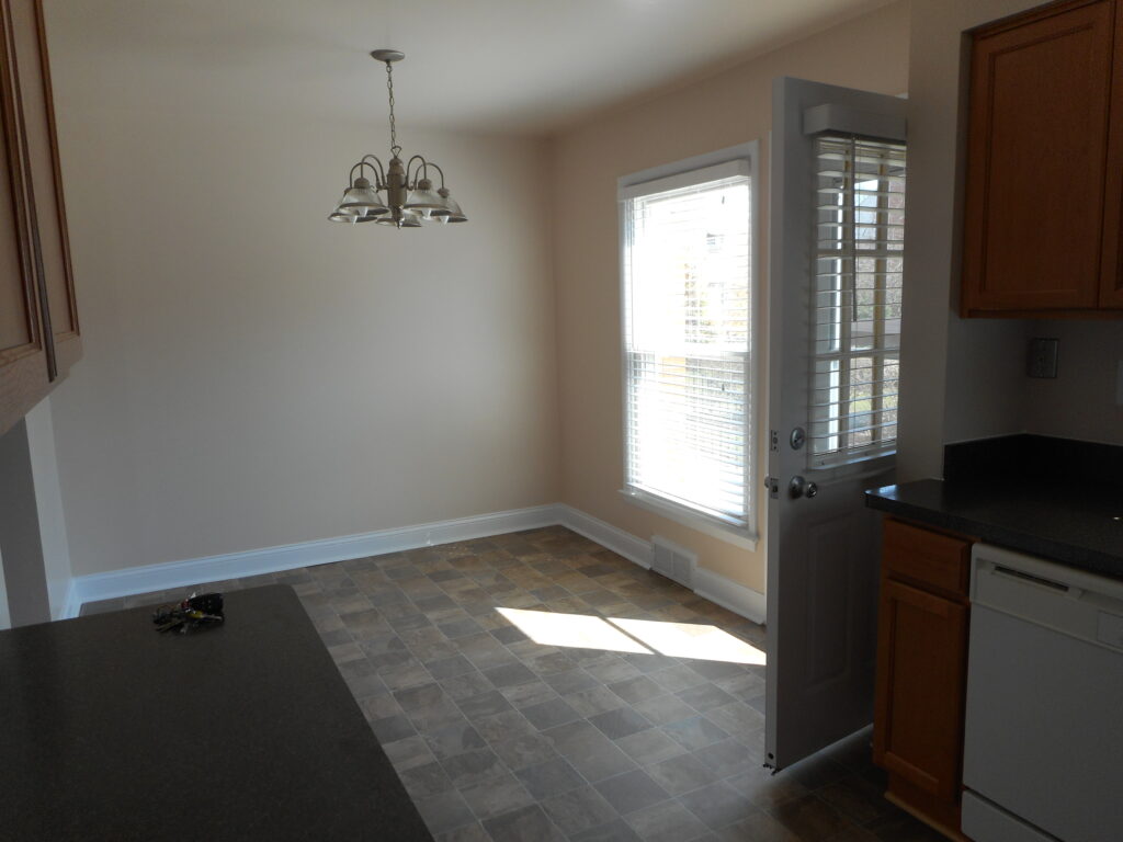 2 Bedroom / 1.5 Bath Townhome - Dining Room 10x10